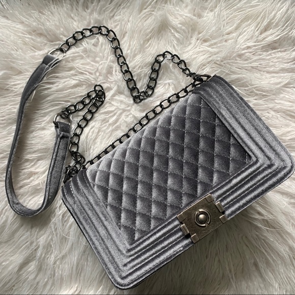 Dalaeli•Posh Boutique Item Handbags - Grey/Silver Velvet Quilted Purse / Messenger Bag